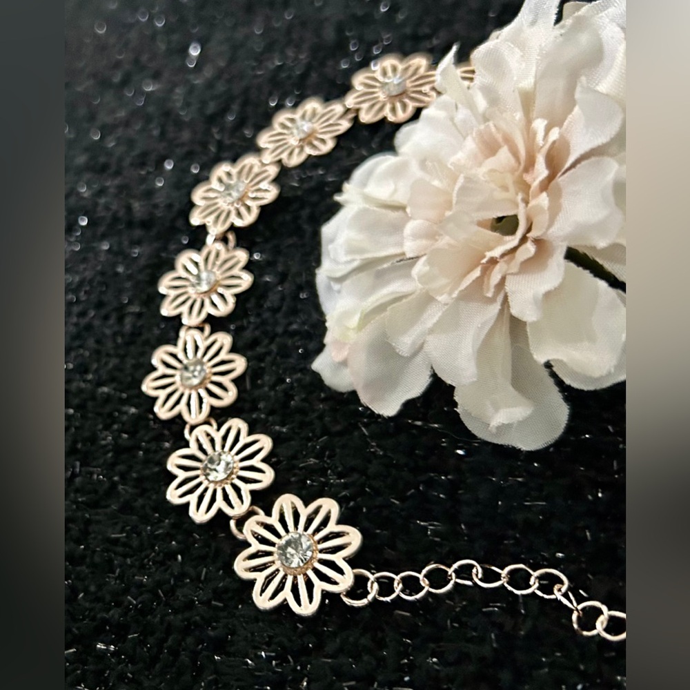 Delicate Rose Gold Colored Floral Link Bracelet - - Picture 4 of 9